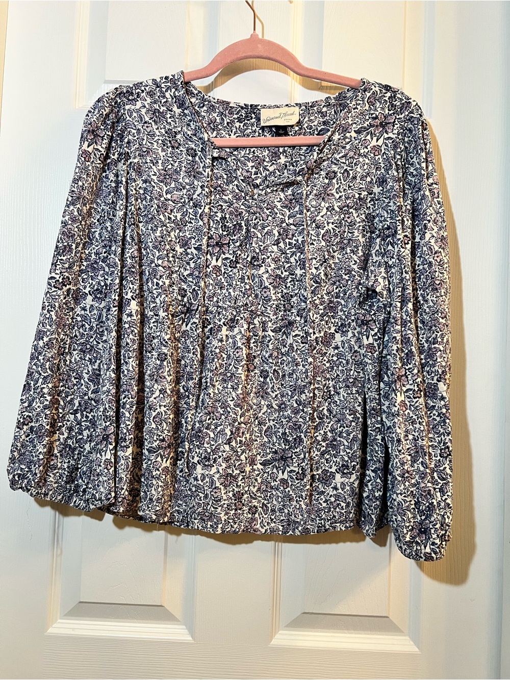 🦋 Universal Thread Blue and White Floral Peasant Top size large
